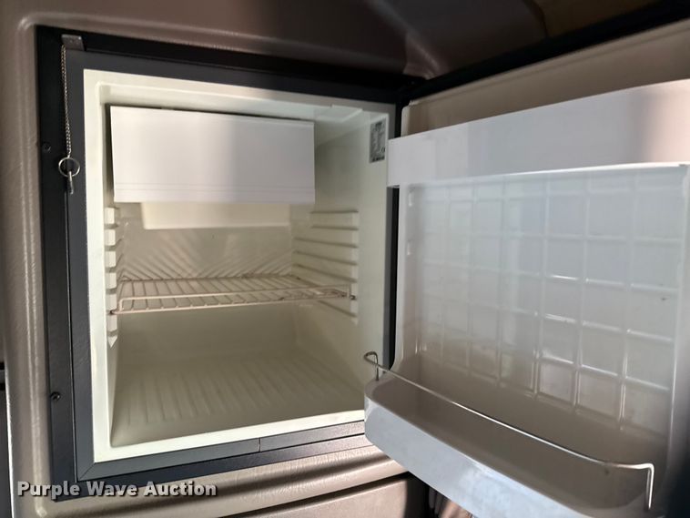 image for item ED5806 2004 Peterbilt 379 semi truck