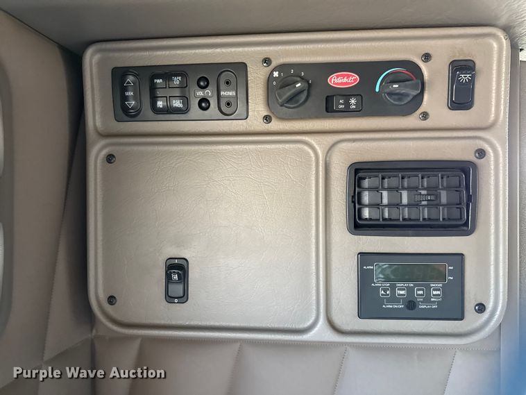 image for item ED5806 2004 Peterbilt 379 semi truck