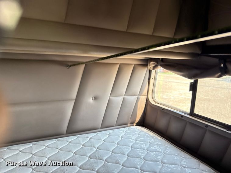 image for item ED5806 2004 Peterbilt 379 semi truck