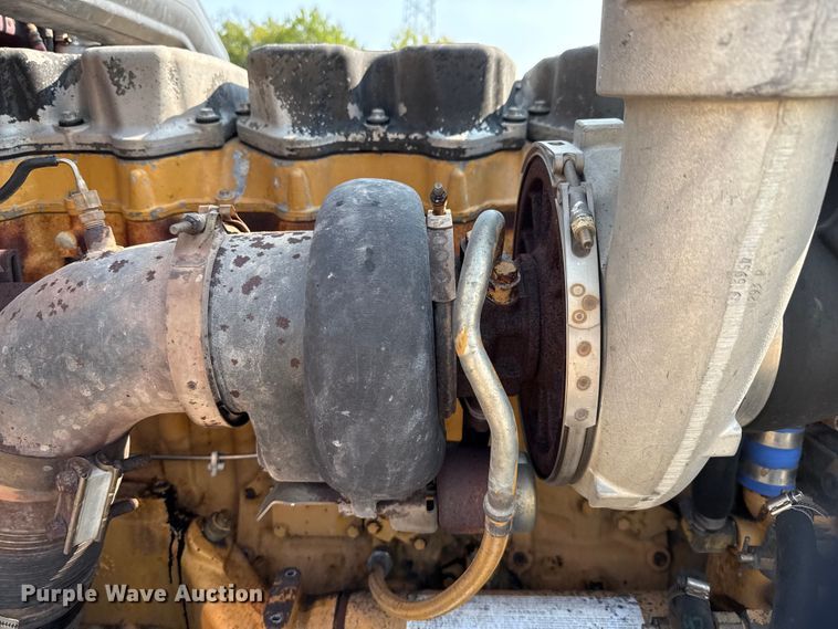 image for item ED5806 2004 Peterbilt 379 semi truck