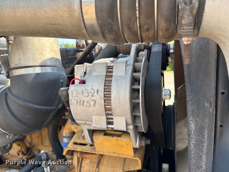 image for item ED5806 2004 Peterbilt 379 semi truck