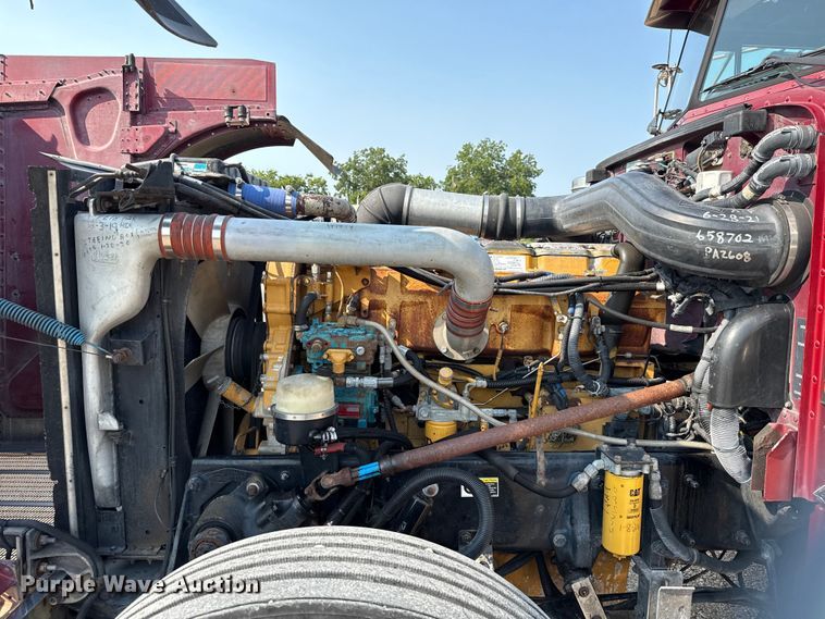 image for item ED5806 2004 Peterbilt 379 semi truck