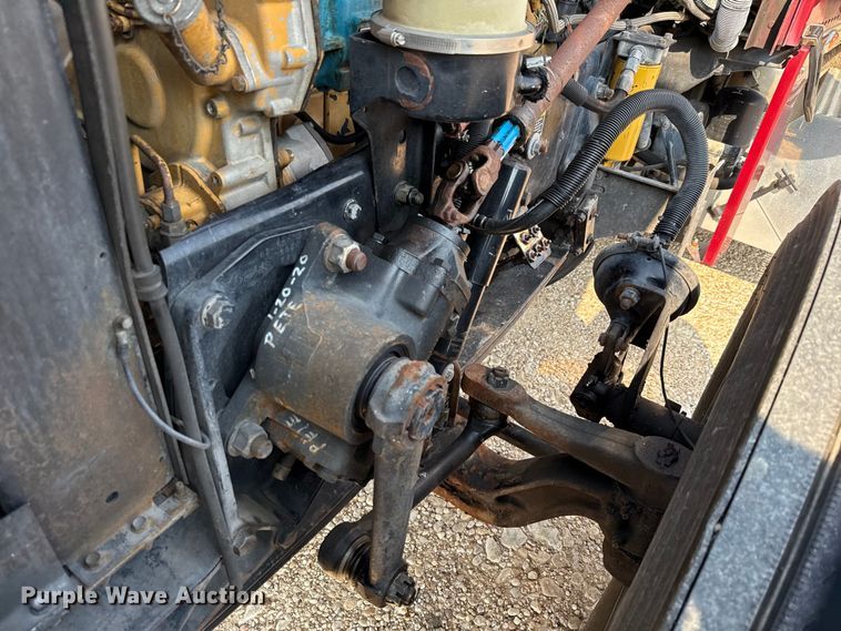 image for item ED5806 2004 Peterbilt 379 semi truck