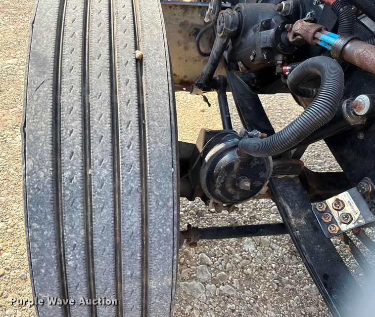 image for item ED5806 2004 Peterbilt 379 semi truck