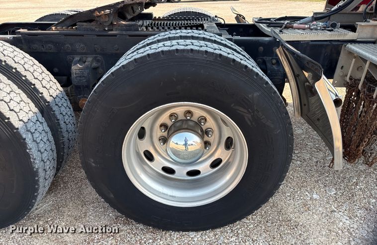 image for item ED5806 2004 Peterbilt 379 semi truck