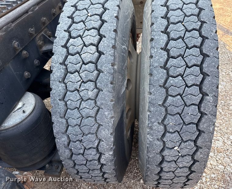 image for item ED5806 2004 Peterbilt 379 semi truck