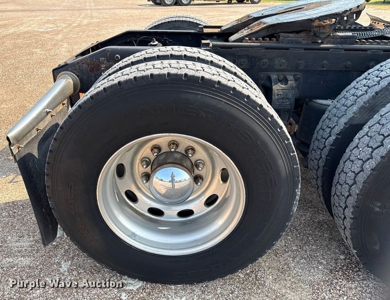 image for item ED5806 2004 Peterbilt 379 semi truck