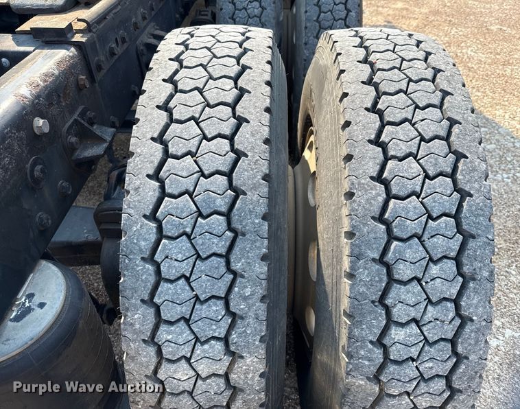 image for item ED5806 2004 Peterbilt 379 semi truck