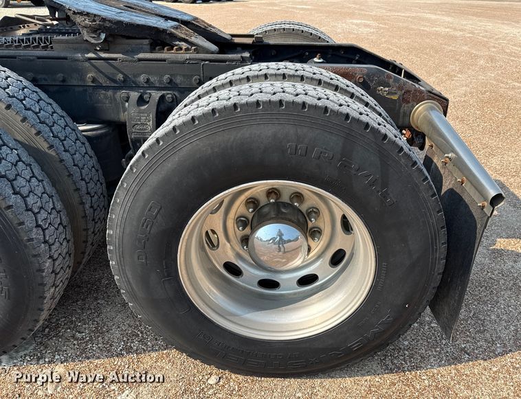 image for item ED5806 2004 Peterbilt 379 semi truck