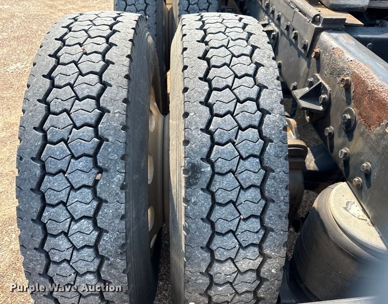 image for item ED5806 2004 Peterbilt 379 semi truck