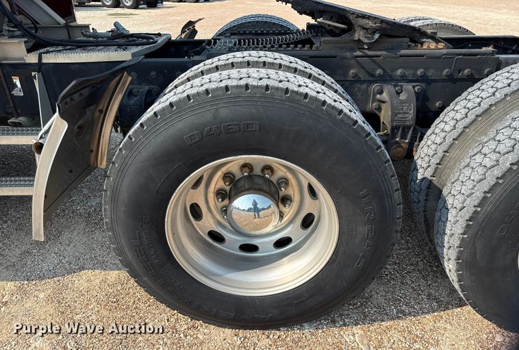 image for item ED5806 2004 Peterbilt 379 semi truck