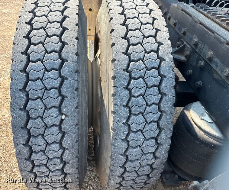 image for item ED5806 2004 Peterbilt 379 semi truck