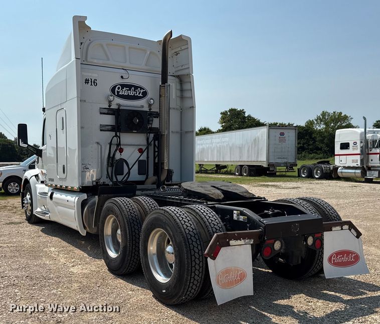 image for item ED5807 2015 Peterbilt 579 semi truck