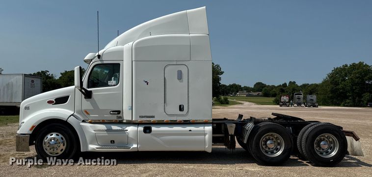image for item ED5807 2015 Peterbilt 579 semi truck