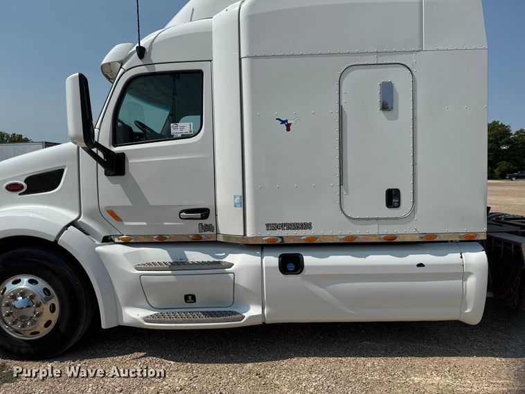 image for item ED5807 2015 Peterbilt 579 semi truck