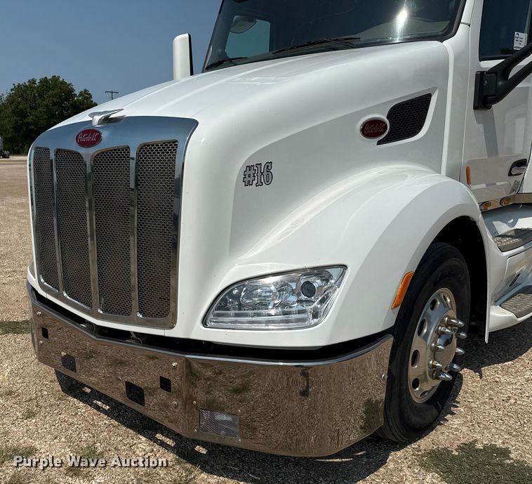 image for item ED5807 2015 Peterbilt 579 semi truck