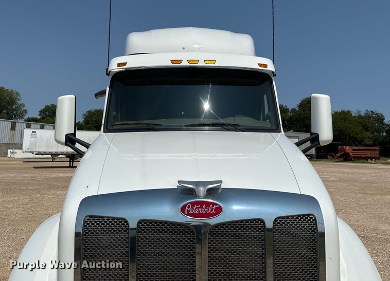image for item ED5807 2015 Peterbilt 579 semi truck