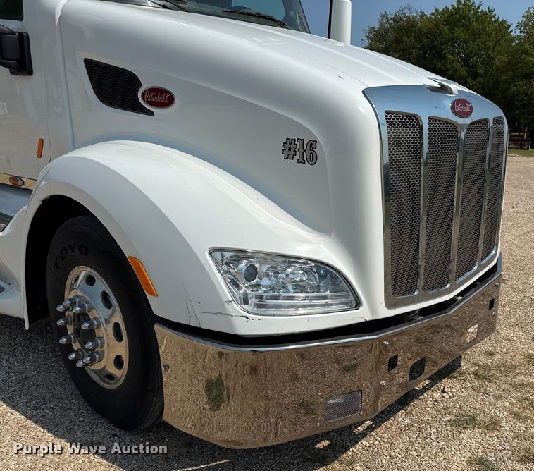 image for item ED5807 2015 Peterbilt 579 semi truck