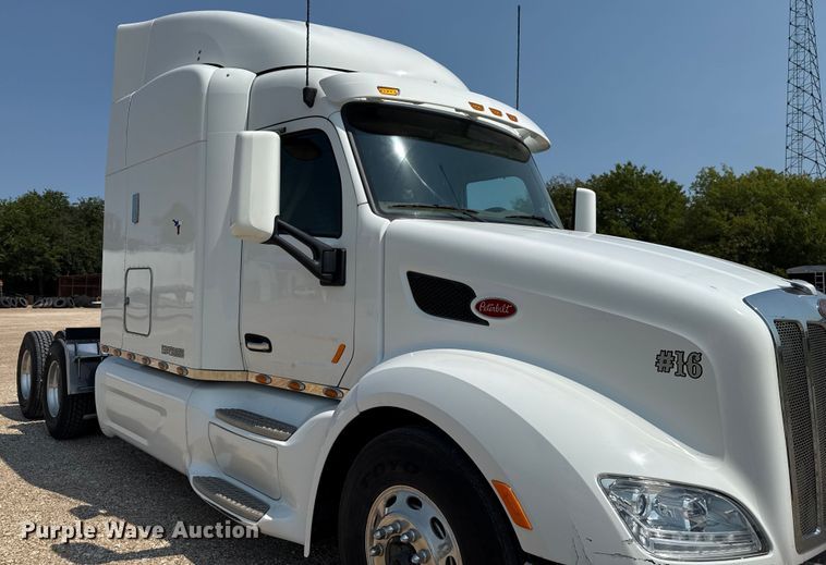 image for item ED5807 2015 Peterbilt 579 semi truck