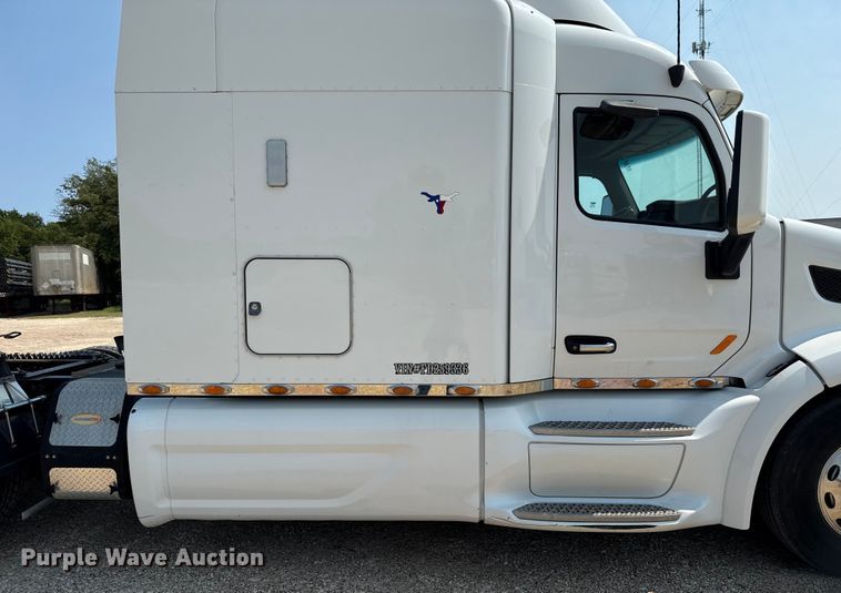 image for item ED5807 2015 Peterbilt 579 semi truck