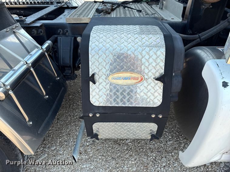 image for item ED5807 2015 Peterbilt 579 semi truck