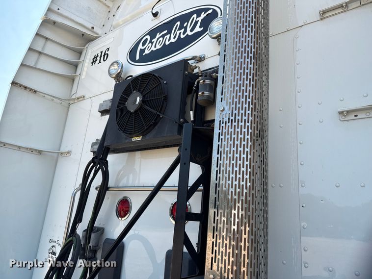 image for item ED5807 2015 Peterbilt 579 semi truck