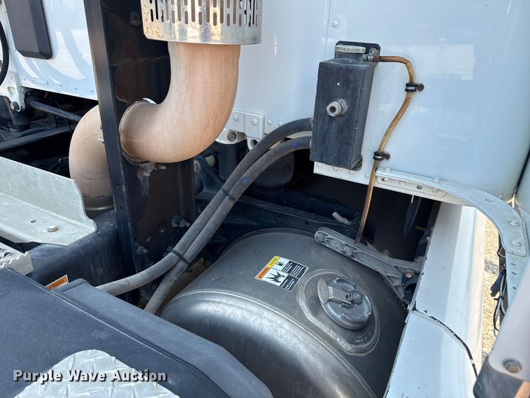 image for item ED5807 2015 Peterbilt 579 semi truck