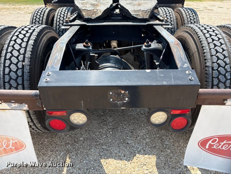 image for item ED5807 2015 Peterbilt 579 semi truck