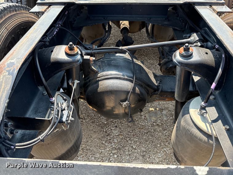 image for item ED5807 2015 Peterbilt 579 semi truck