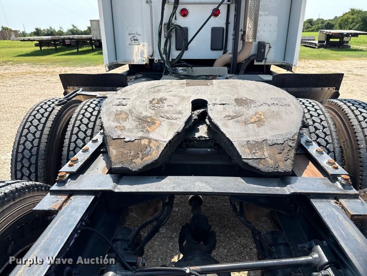 image for item ED5807 2015 Peterbilt 579 semi truck