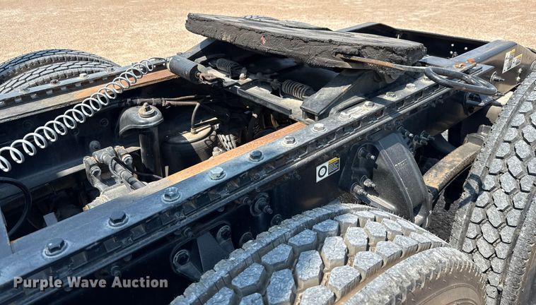 image for item ED5807 2015 Peterbilt 579 semi truck