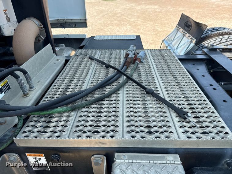 image for item ED5807 2015 Peterbilt 579 semi truck