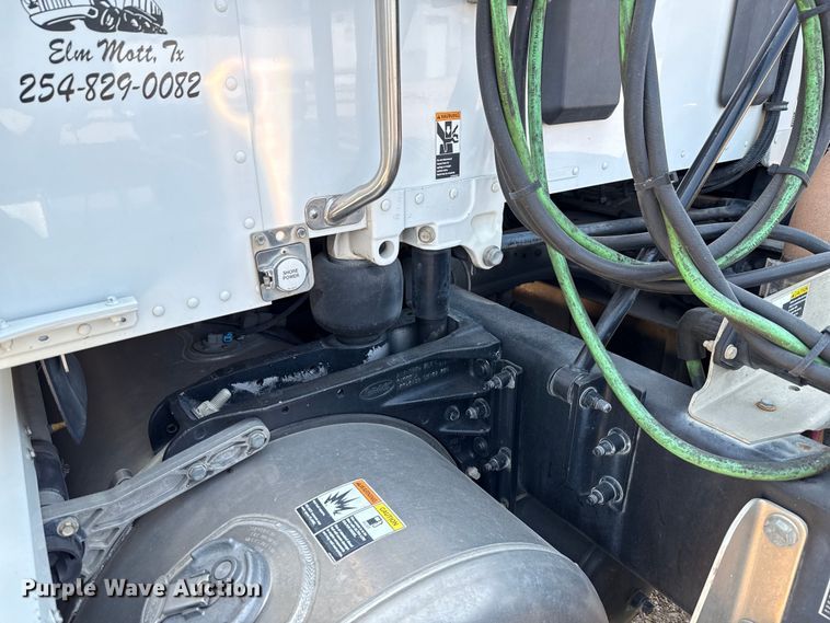 image for item ED5807 2015 Peterbilt 579 semi truck