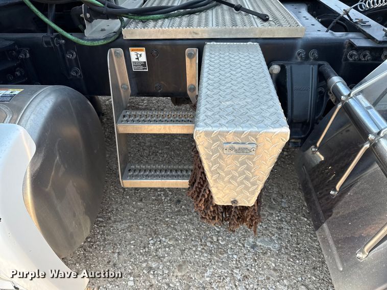 image for item ED5807 2015 Peterbilt 579 semi truck