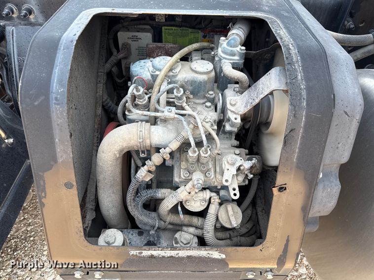 image for item ED5807 2015 Peterbilt 579 semi truck