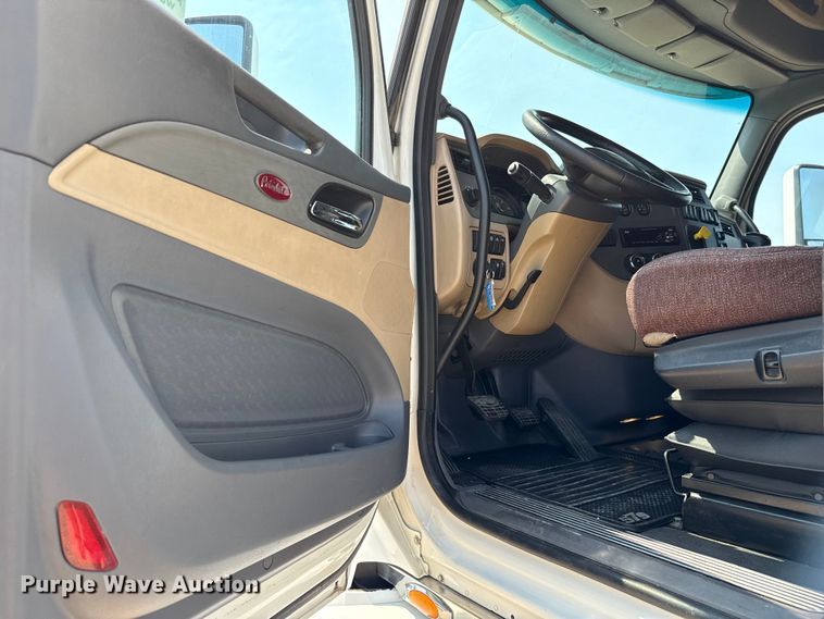 image for item ED5807 2015 Peterbilt 579 semi truck