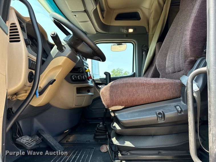 image for item ED5807 2015 Peterbilt 579 semi truck