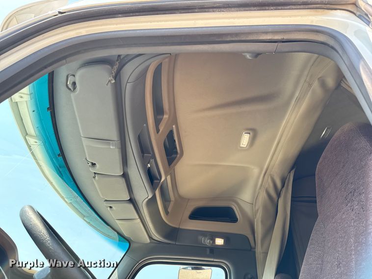 image for item ED5807 2015 Peterbilt 579 semi truck