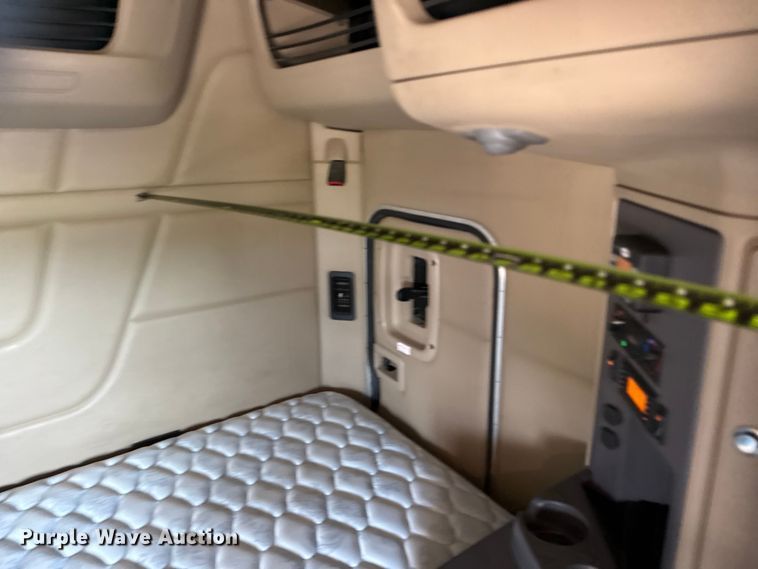 image for item ED5807 2015 Peterbilt 579 semi truck