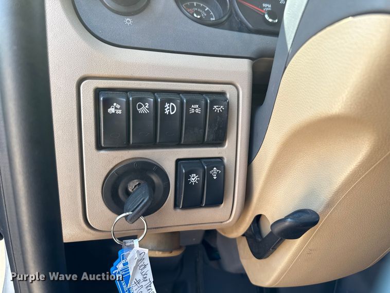 image for item ED5807 2015 Peterbilt 579 semi truck