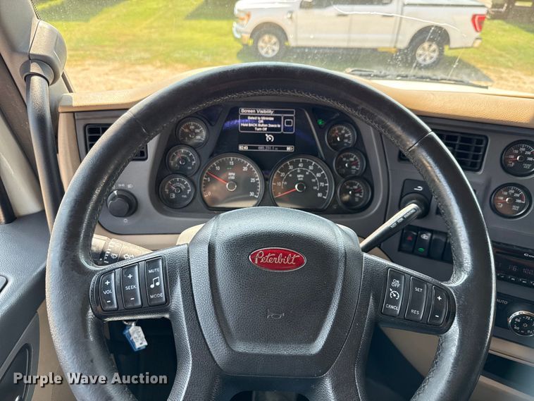 image for item ED5807 2015 Peterbilt 579 semi truck