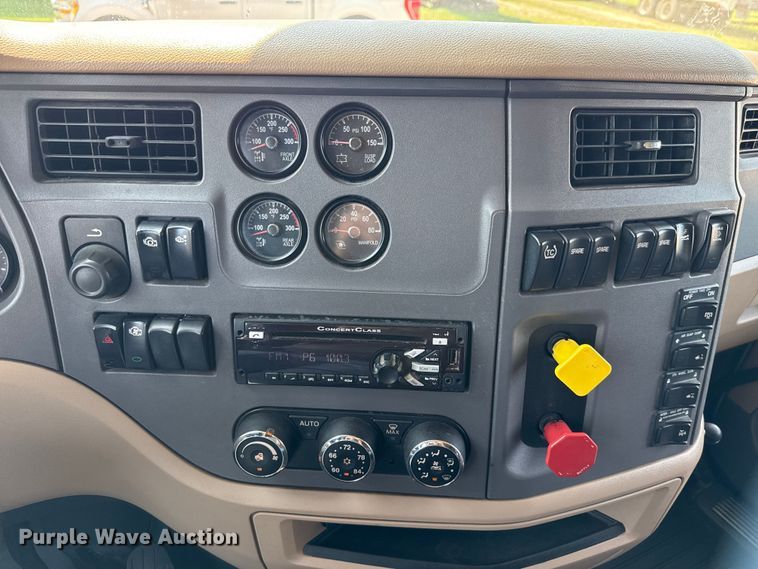 image for item ED5807 2015 Peterbilt 579 semi truck