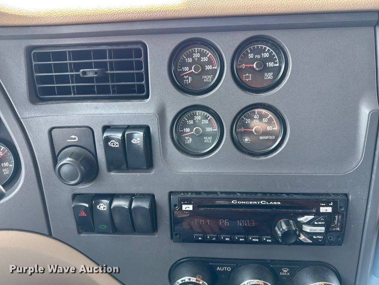 image for item ED5807 2015 Peterbilt 579 semi truck