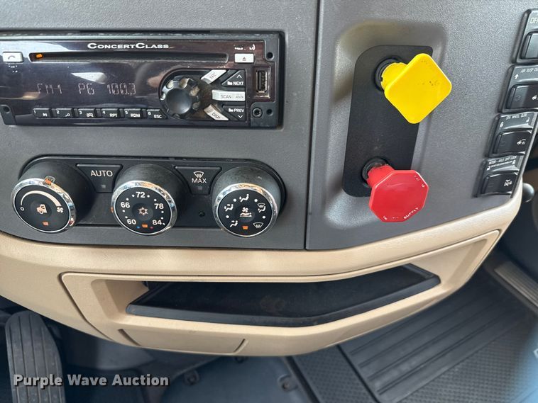 image for item ED5807 2015 Peterbilt 579 semi truck