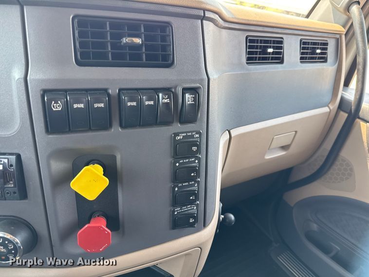 image for item ED5807 2015 Peterbilt 579 semi truck