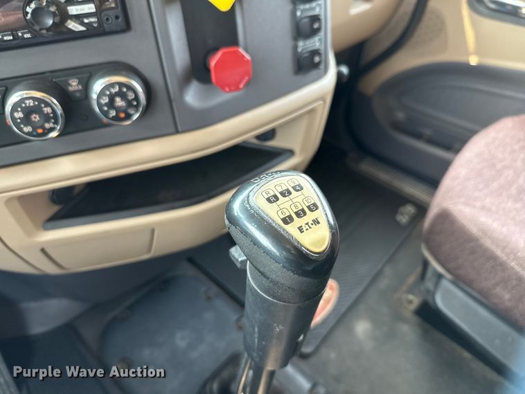 image for item ED5807 2015 Peterbilt 579 semi truck