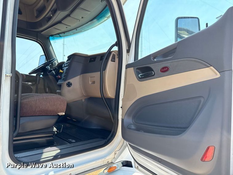 image for item ED5807 2015 Peterbilt 579 semi truck