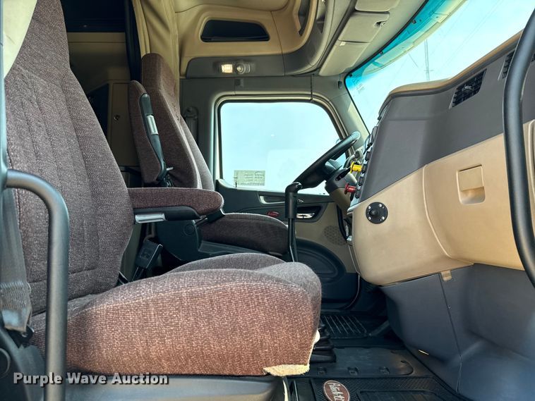 image for item ED5807 2015 Peterbilt 579 semi truck