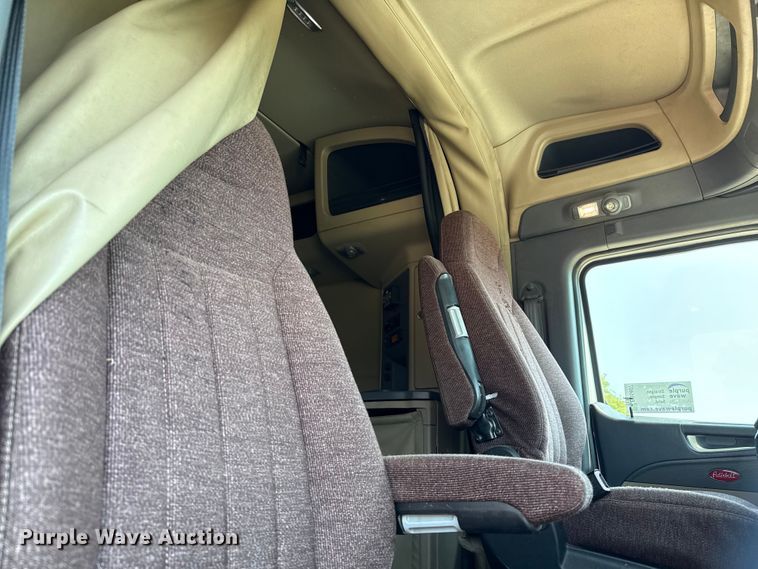 image for item ED5807 2015 Peterbilt 579 semi truck