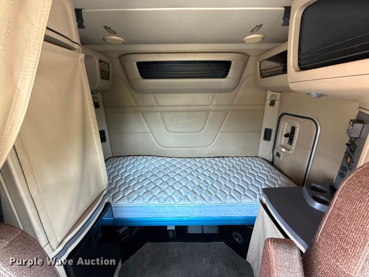 image for item ED5807 2015 Peterbilt 579 semi truck